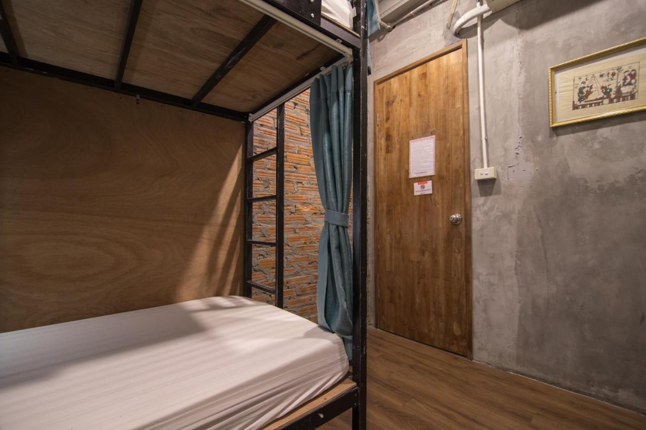 Reddoorz @ Tong Duy Tan Street (Adults Only) Vandrarhem Hanoi Exteriör bild
