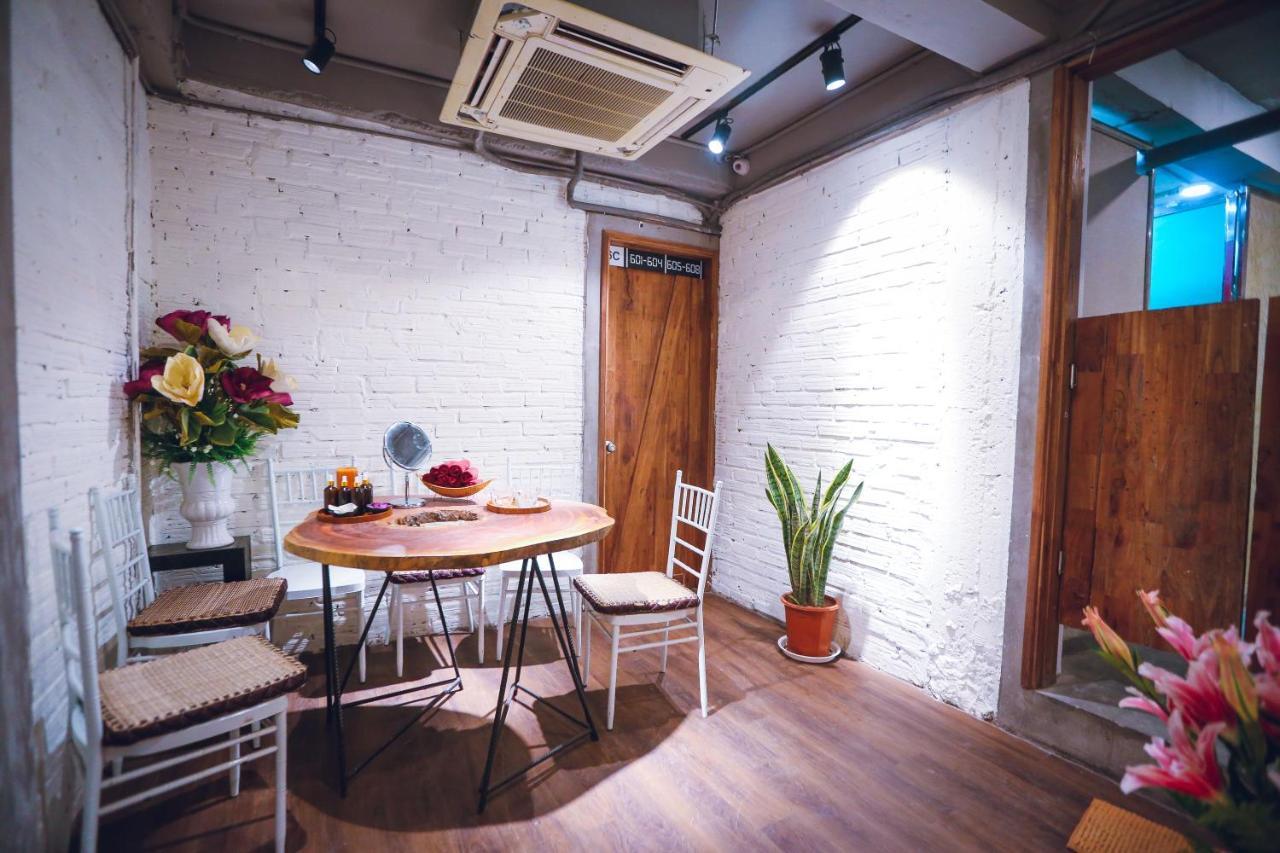 Reddoorz @ Tong Duy Tan Street (Adults Only) Vandrarhem Hanoi Exteriör bild