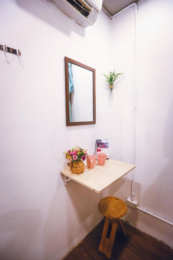 Reddoorz @ Tong Duy Tan Street (Adults Only) Vandrarhem Hanoi Exteriör bild